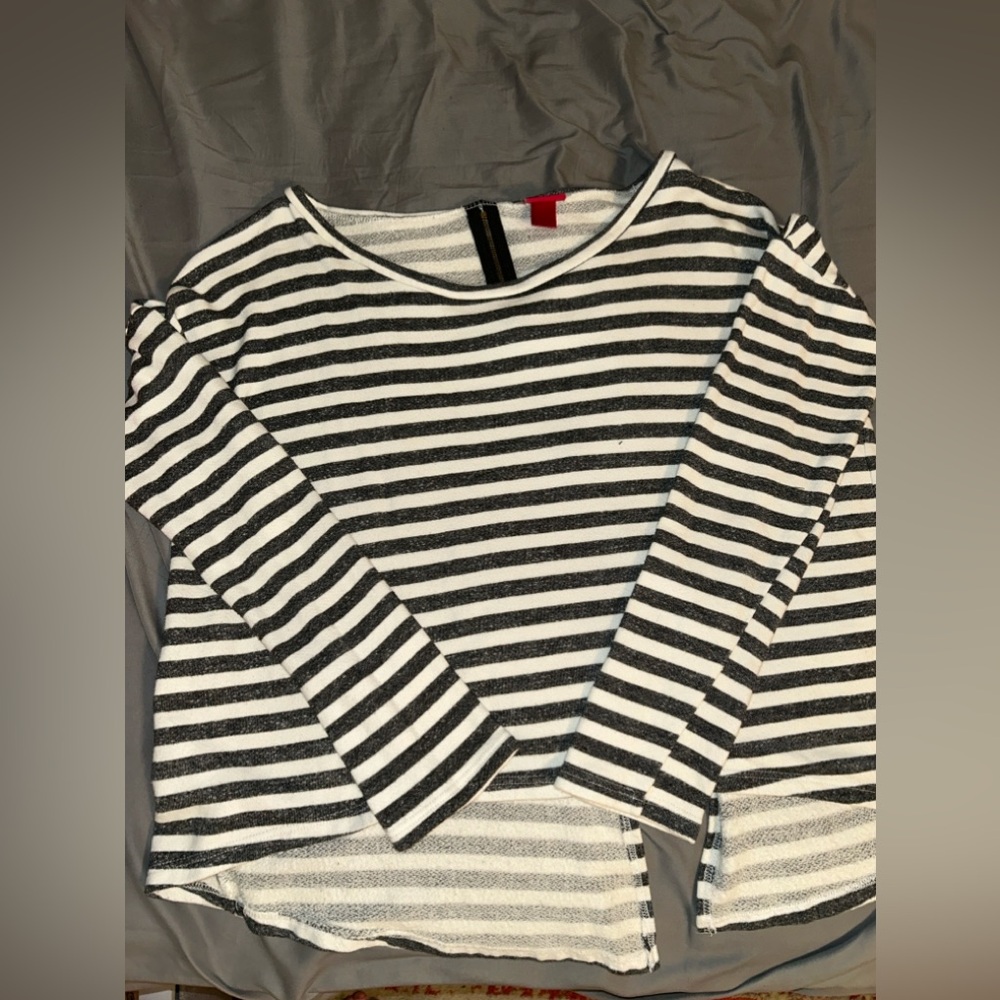 Long sleeve striped shirt w zipper on back